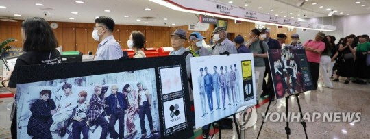 13일 오전 서울중앙우체국에서 시민과 외국인들이 방탄소년단 데뷔 10주년 기념우표를 사기 위해 줄을 선 모습. 사진 연합뉴스